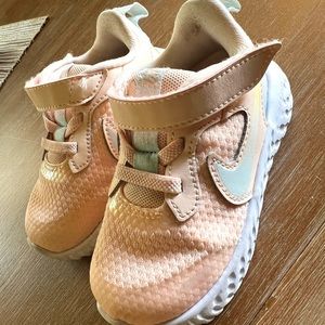 Girls’ Nike Revolution 5 SE Running Shoe